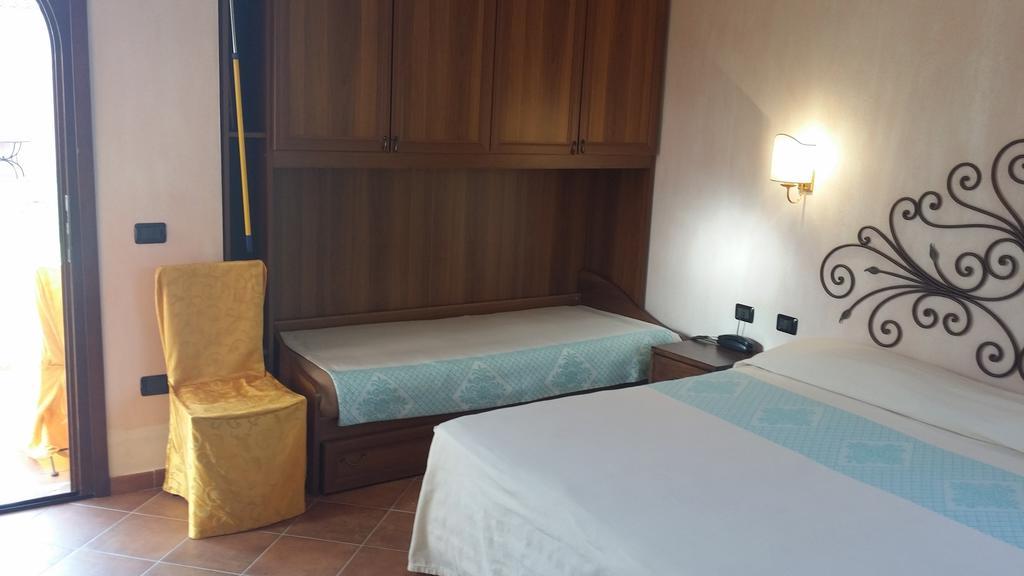 Hotel Ristorante La Tana Di Li Mazzoni Trinità dʼAgultu エクステリア 写真